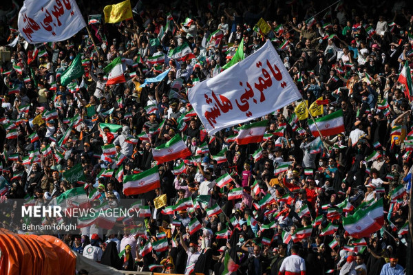 الإنشاد الجماعي لأنشودة «سلام فرمانده» في ملعب آزادي بطهران