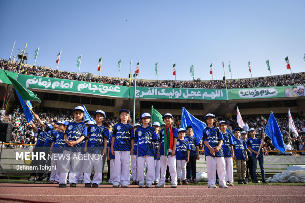 الإنشاد الجماعي لأنشودة «سلام فرمانده» في ملعب آزادي بطهران