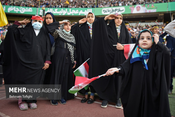 الإنشاد الجماعي لأنشودة «سلام فرمانده» في ملعب آزادي بطهران