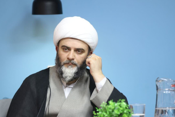 نشست صمیمی و راهبردی فعالان فرهنگی و هنرمندان استان مرکزی با حضور حجت‌الاسلام قمی