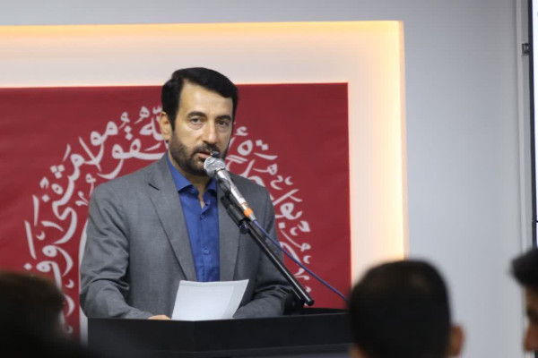 نشست صمیمی و راهبردی فعالان فرهنگی و هنرمندان استان مرکزی با حضور حجت‌الاسلام قمی